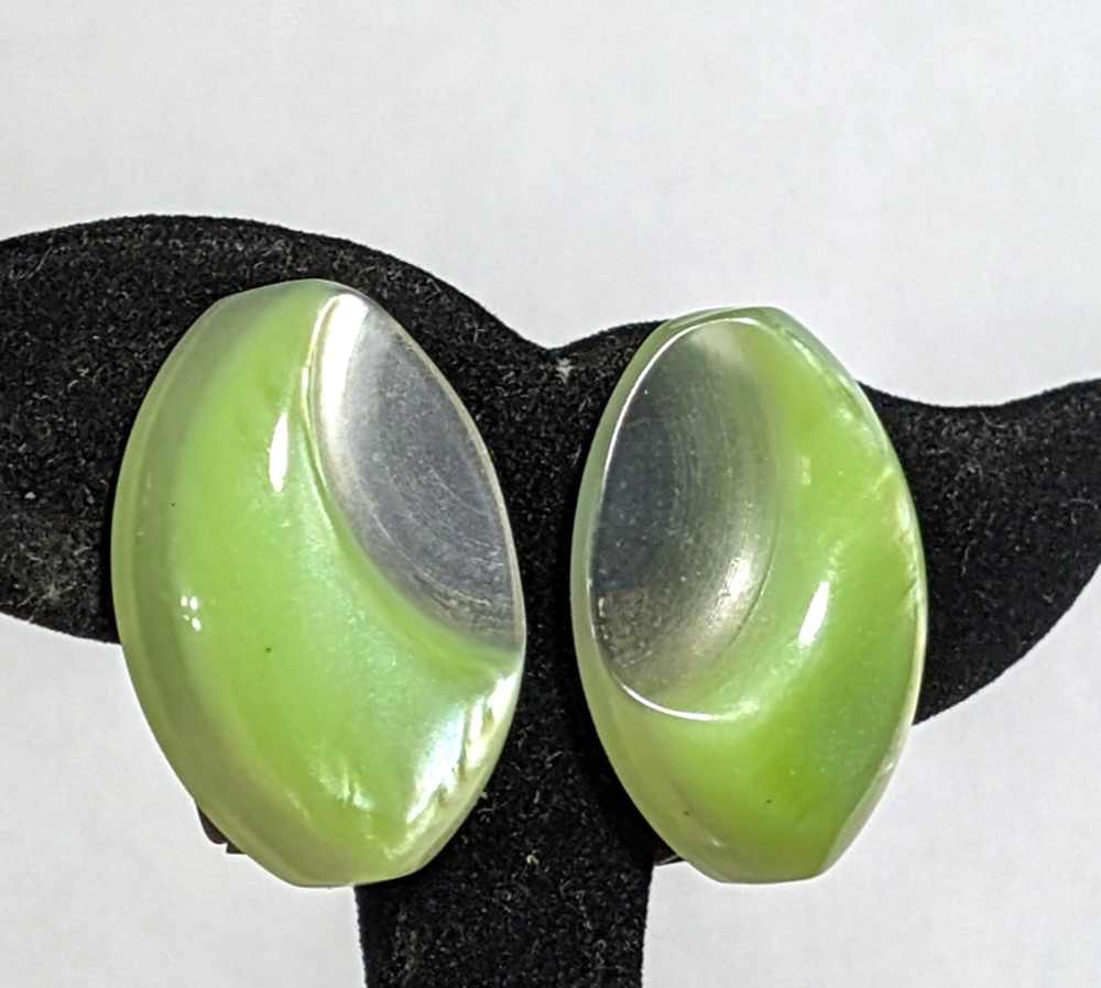 Early Plastic Molded Green Clip-on Earrings 1.25" Retro Vintage Gold-tone rcl222